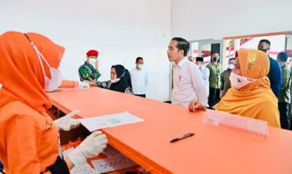 Presiden Joko Widodo saat meninjau penyaluran sejumlah bansos di Kantor Pos Jailolo Kabupaten Halmahera Barat, Provinsi Maluku Utara, pada Rabu (28/9/2022). Ilustrasi pencairan BLT BBM 2022.(dok.Sekretariat Presiden)