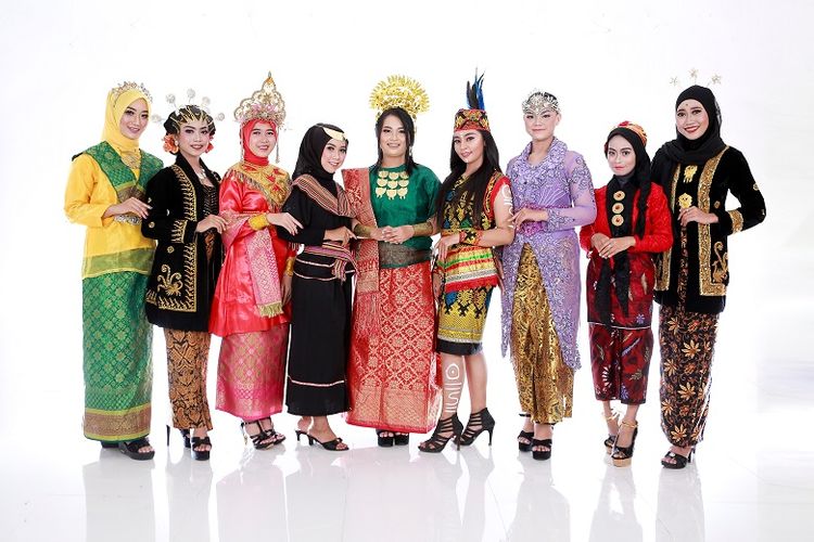 30 Daftar Pakaian Adat Indonesia, Provinsi dan Namanya !! / Shutterstock