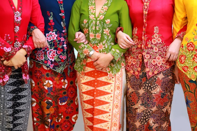 Ini Pakaian Full Kebaya Hiaju dan Merah, Viral di Medsos !! / Shutterstock