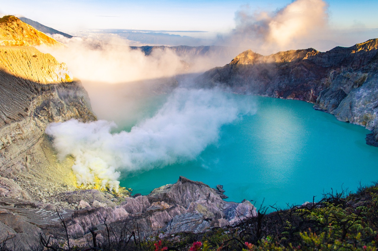 Pesona Keindahan Kawah Ijen yang Menarik Wisatawan untuk Berlibur