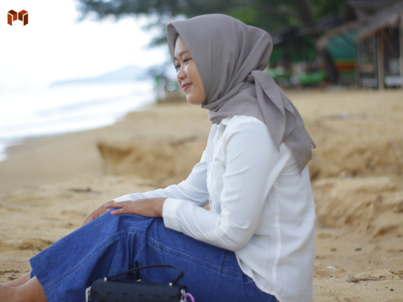 8 Gaya Berfoto di Pantai Berhijab yang Fotogenik